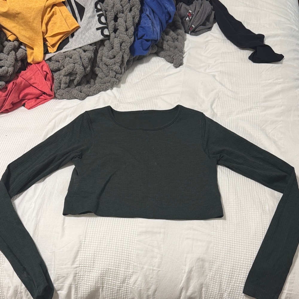 lululemon athletica Forest Green Long Sleeve Crop Top Built In Sports Bra NWOT